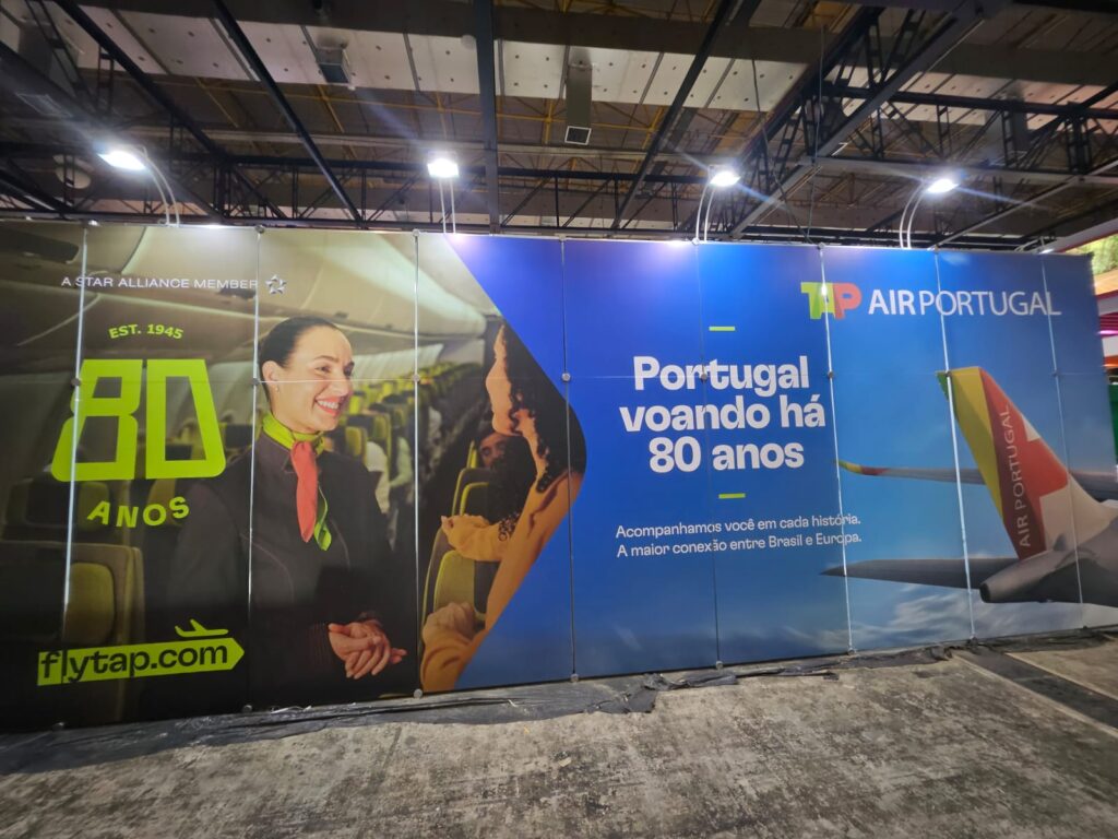 Plotagem da TAP no estande do M&E