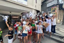 Hotel Nacional distribui ovos de Páscoa para crianças da Rocinha