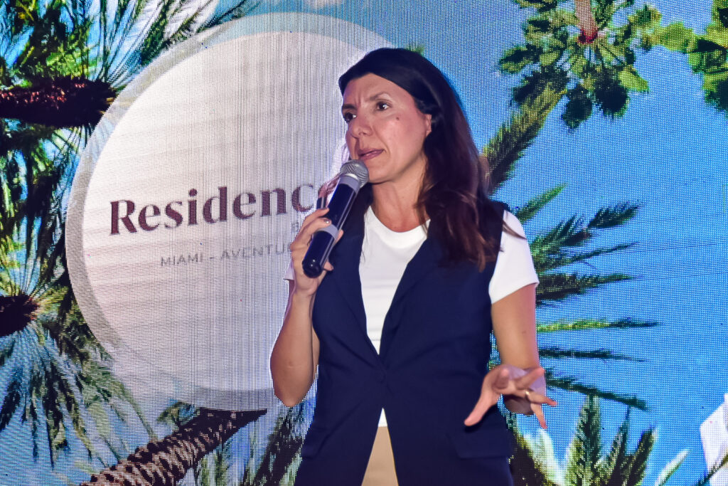 Yara Mendes, da Turnberry representando hotéis da região de Aventura Yara Mendes, da Turnberry representando hotéis da região de Aventura