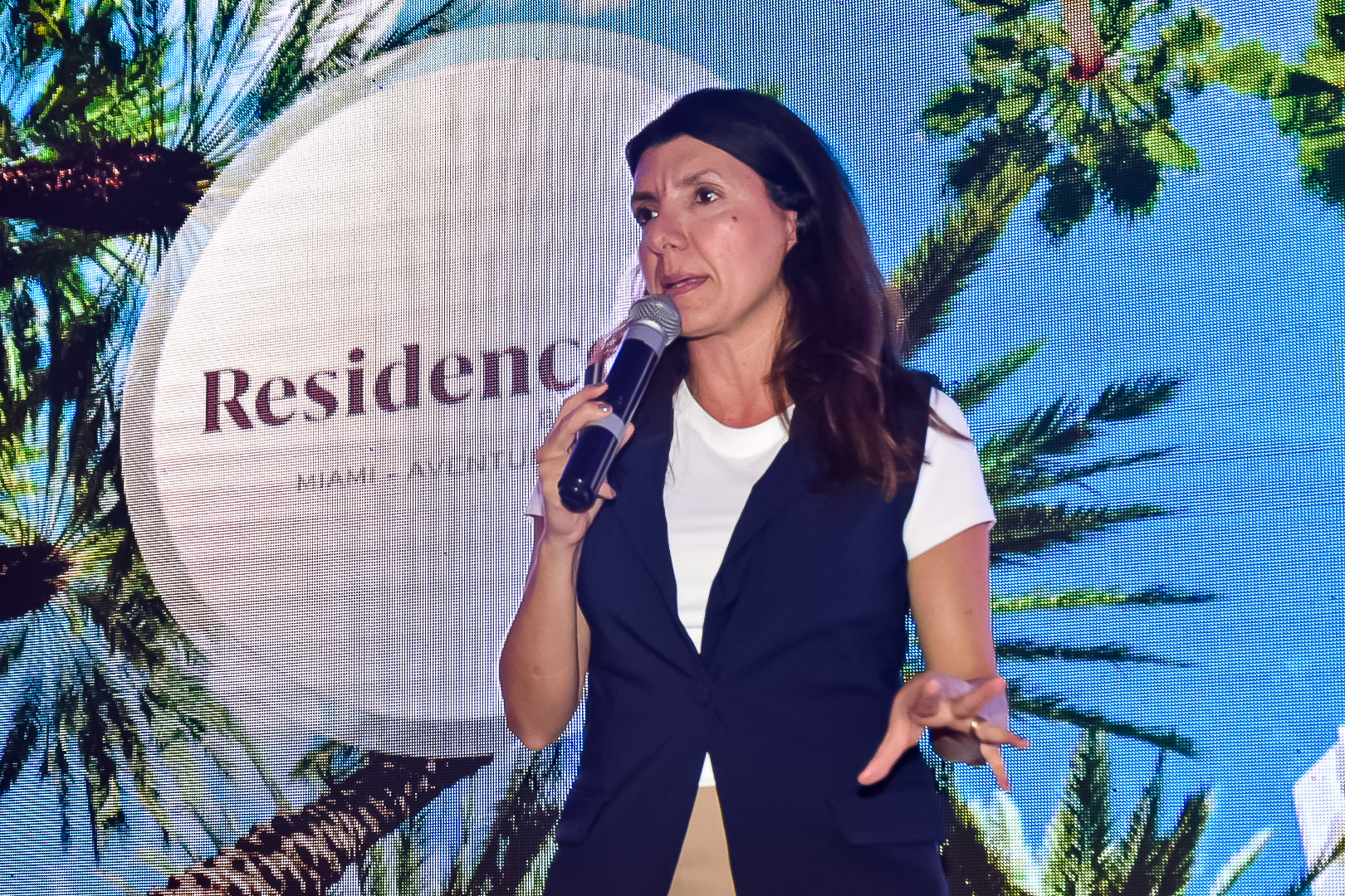 Yara Mendes, da Turnberry representando hotéis da região de Aventura Yara Mendes, da Turnberry representando hotéis da região de Aventura