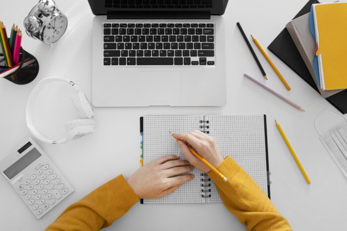 Ministério do Turismo abre mais de 1.900 vagas em cursos gratuitos no Senac; inscrições vão até 25 de abril 1 close up hand writing notebook top view scaled e1744063027209 Ministério do Turismo abre mais de 1.900 vagas em cursos gratuitos no Senac; inscrições vão até 25 de abril
