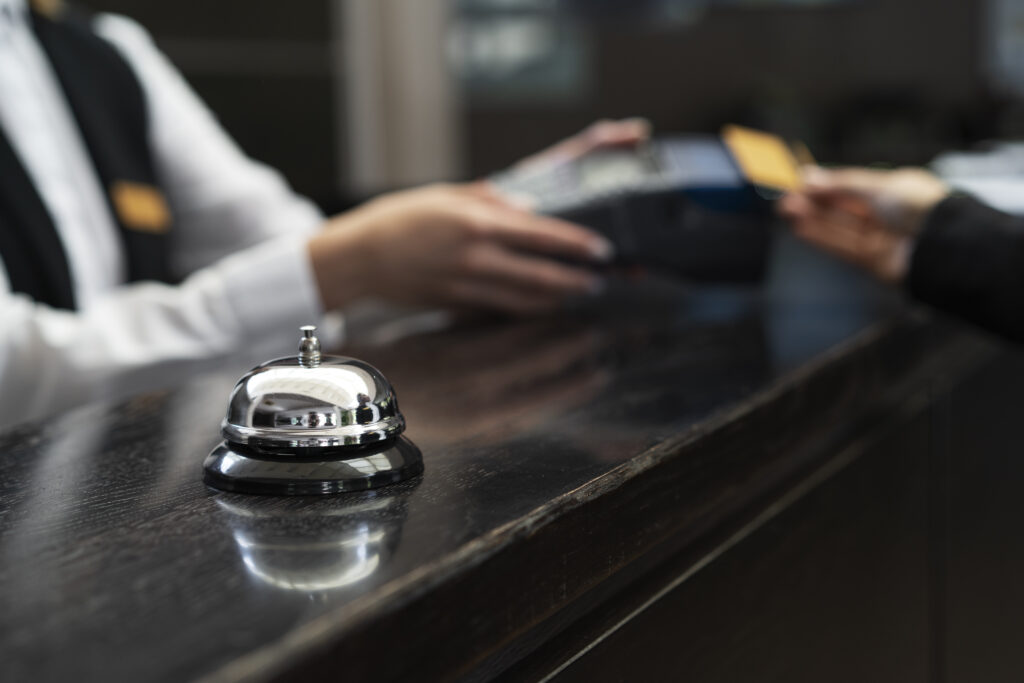 female receptionist elegant suit work hours 1 Hotelaria paulista registra crescimento em março, aponta pesquisa da Abih-SP