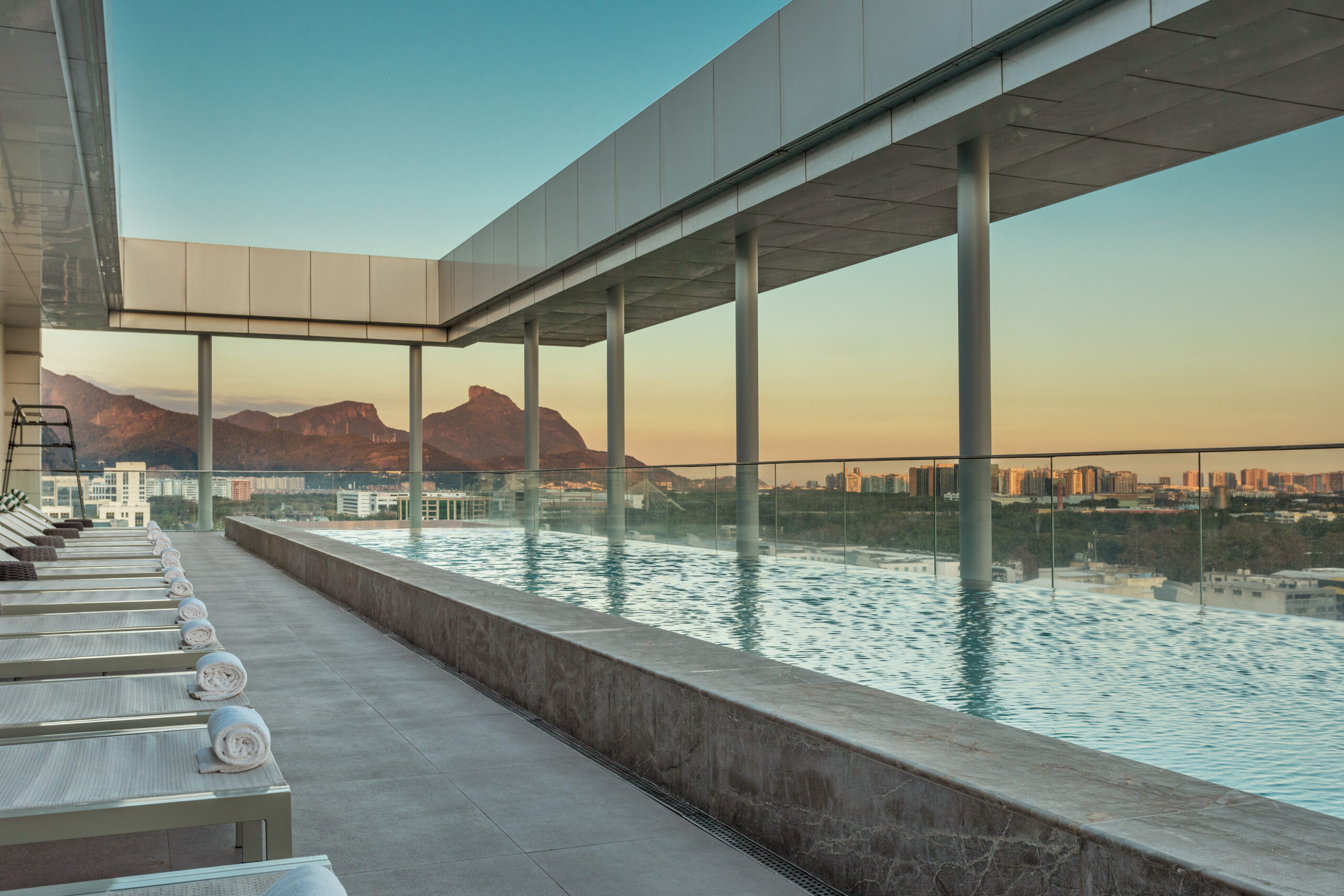 Hilton Barra comemora dez anos com benefícios especiais em abril 1 link 1 scaled Hilton Barra comemora dez anos com benefícios especiais em abril