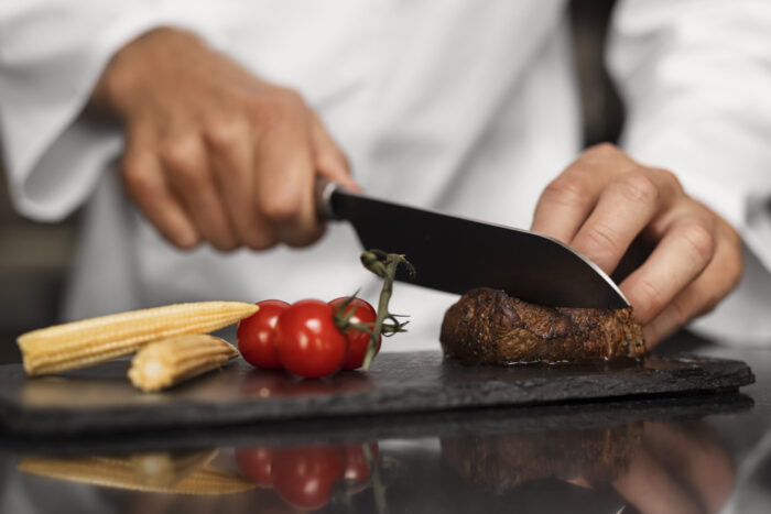 Guia Michelin 2025: Courchevel soma 13 estrelas e se consolida como destino gastronômico 1 professional chef preparing food kitchen scaled e1743699689727 Guia Michelin 2025: Courchevel soma 13 estrelas e se consolida como destino gastronômico