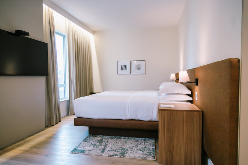 Sheraton São Paulo WTC moderniza acomodações em retrofit de R$ 15 milhões 1 Entre as principais melhorias, os quartos receberam novos mobiliários e avanços sustentáveis (Divulgação/Sheraton)