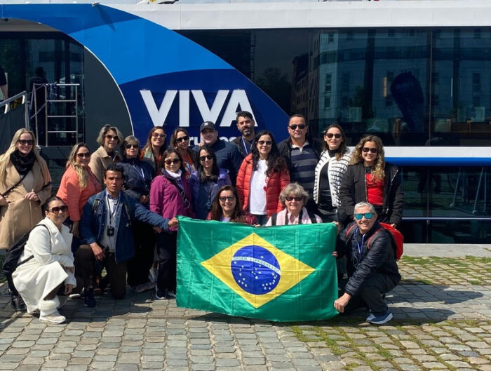 Grupo de agentes de viagem a bordo do VIVA Enjoy: Geotur, Donato, Enzzo Viagens, Novo Mundo, Fortline Turismo, Mulheres pelo Mundo , ASAP, SENATOR e Refina Travel
