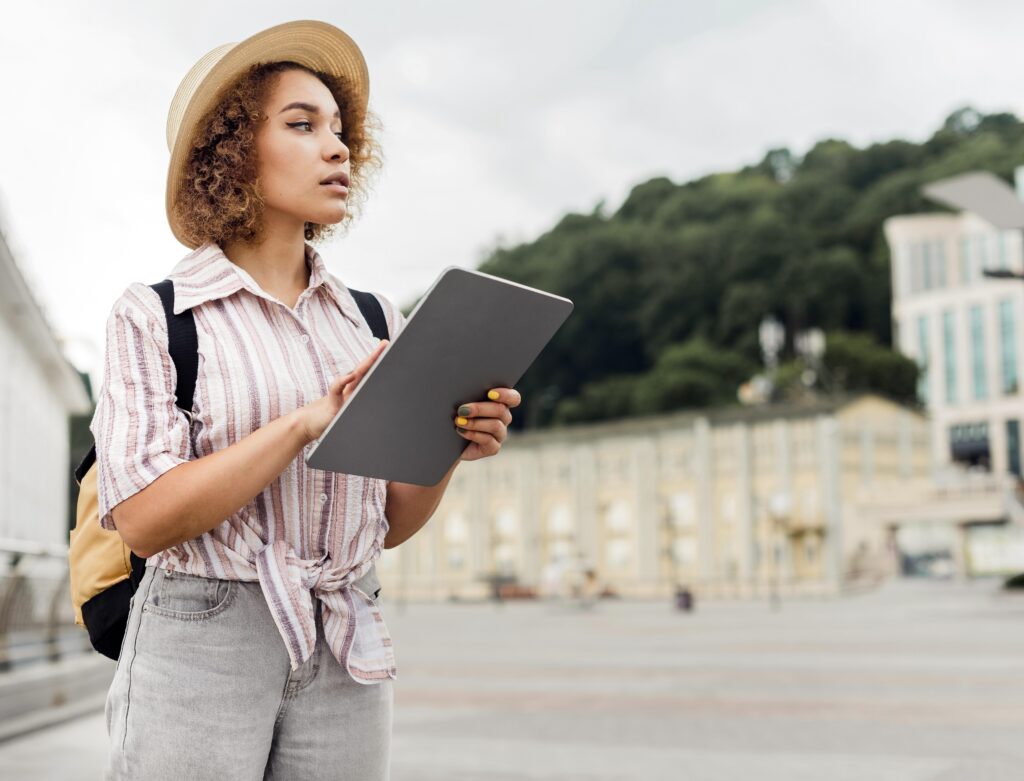 woman checking her tablet directions Curso gratuito forma gestores de Turismo com apoio do MTur e UFMA