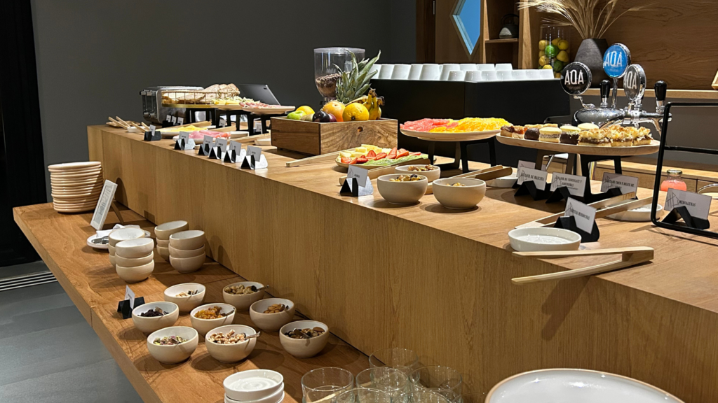 Café da manhã no Puesto del Indio celebra os sabores regionais com pães caseiros, doces artesanais e vista para a natureza