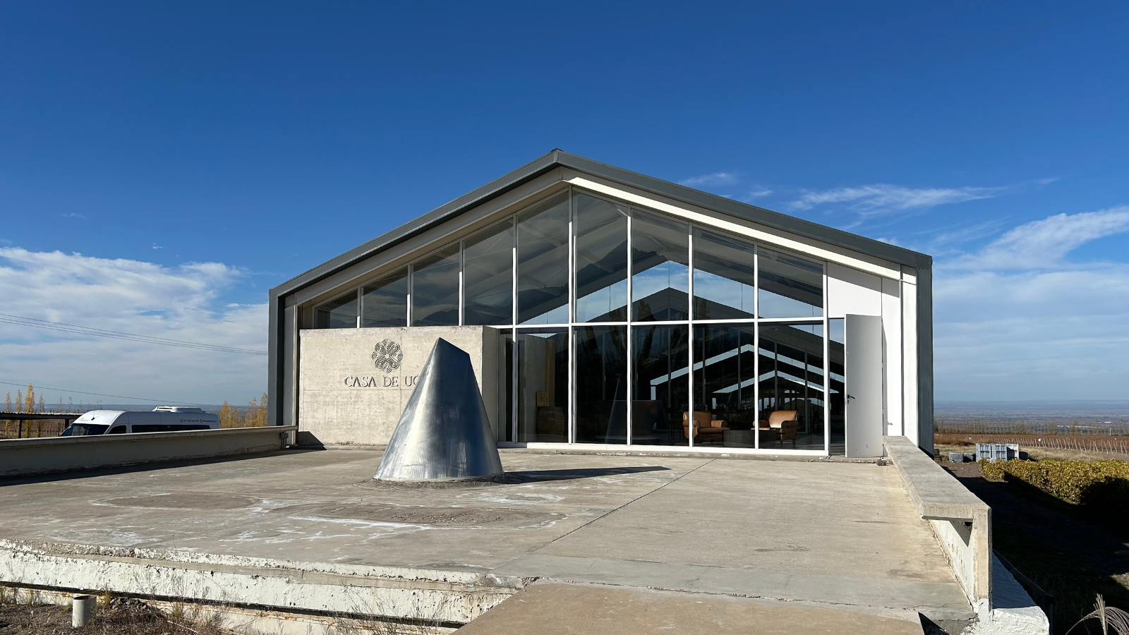 Arquitetura moderna e vinhedos que se perdem no horizonte. Na Casa de Uco, a natureza e o vinho se encontram em perfeita harmonia, com experiências que vão muito além da taça