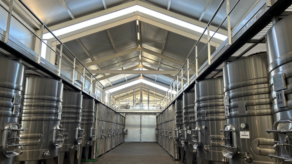 Na Casa de Uco você encontra vinhos premiados, design contemporâneo e o cenário perfeito para relaxar e se conectar com a essência de Mendoza