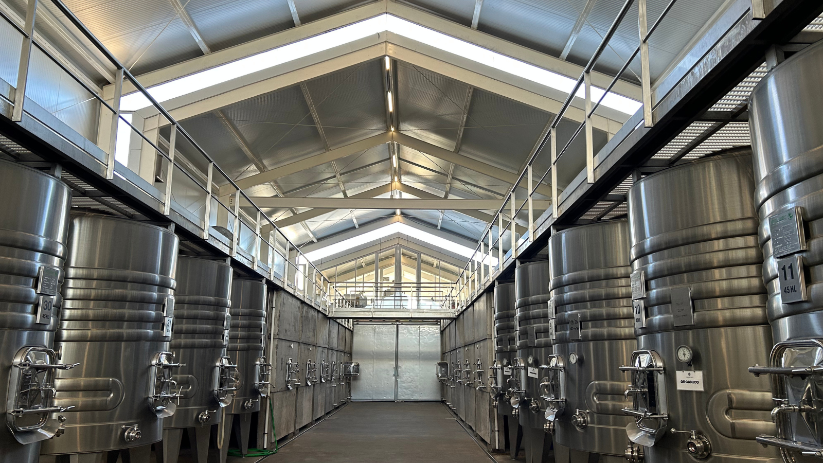 Na Casa de Uco você encontra vinhos premiados, design contemporâneo e o cenário perfeito para relaxar e se conectar com a essência de Mendoza