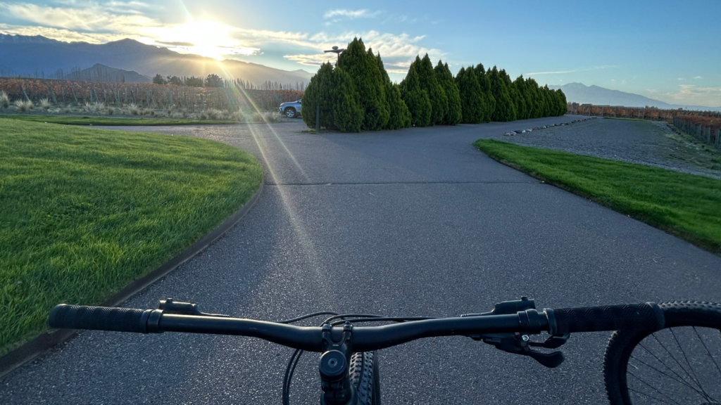Mais que uma vinícola, a Casa de Uco oferece aventuras como cavalgadas e passeios de bike em meio a paisagens de tirar o fôlego