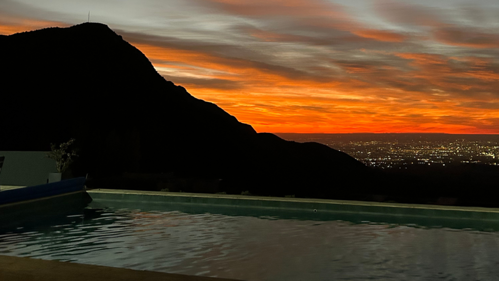 Vista da piscina do Puesto del Indio revela a imensidão do deserto mendocino emoldurado pelas montanhas, criando um cenário encantador