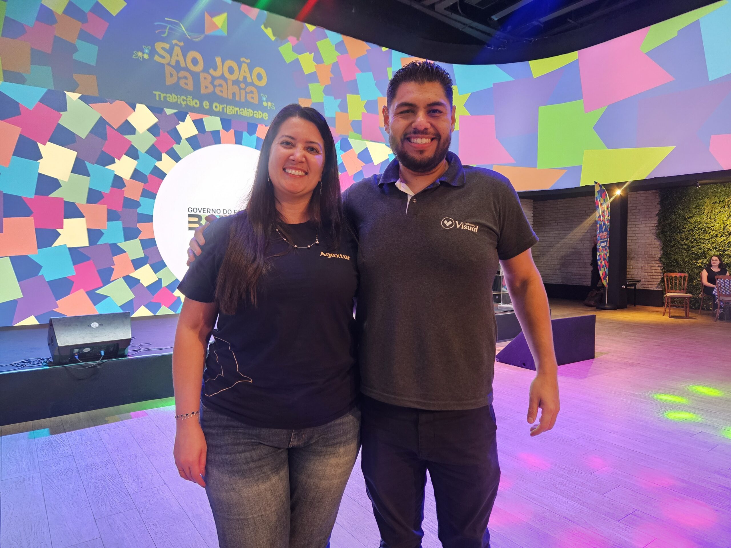 Renata Pereira, da Agaxtur, e Diego Moura, da Visual Renata Pereira, da Agaxtur, e Diego Moura, da Visual