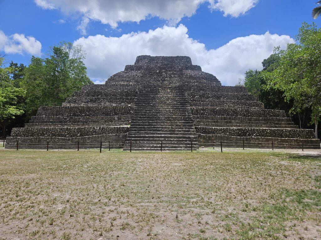 EDIFÍCIO 24 -  Com 16,7 m de altura, consiste em quatro etapas construções que vão do período Clássico Início (250-550/600 d.C.) ao Pós-clássico (1000-1500/1550 d.C.). Caracteriza-se por possuir quatro degraus em cada um dos seus lados, com planta baixa quadrangular