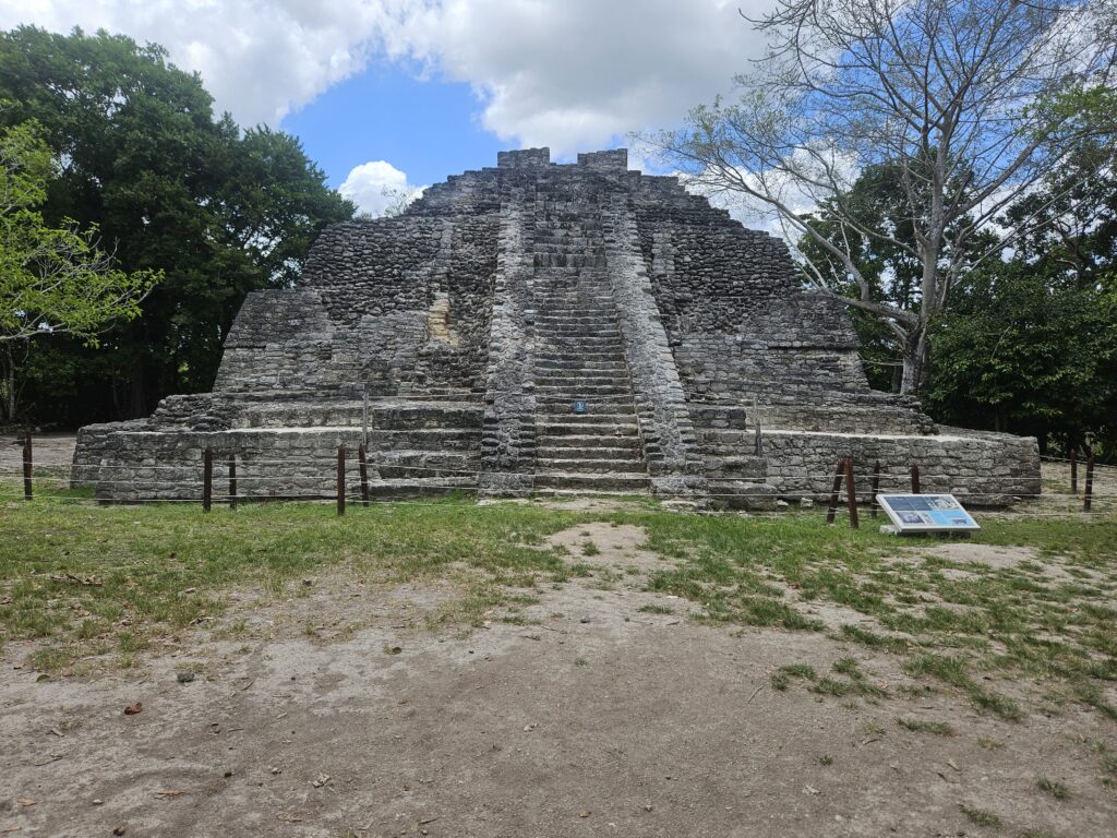 Templo 2 - o Las Vasijas, corresponde a uma construção de planta retangular com 9,5 m de altura, possui 3 corpos escalonados e uma escada com 37 degraus
