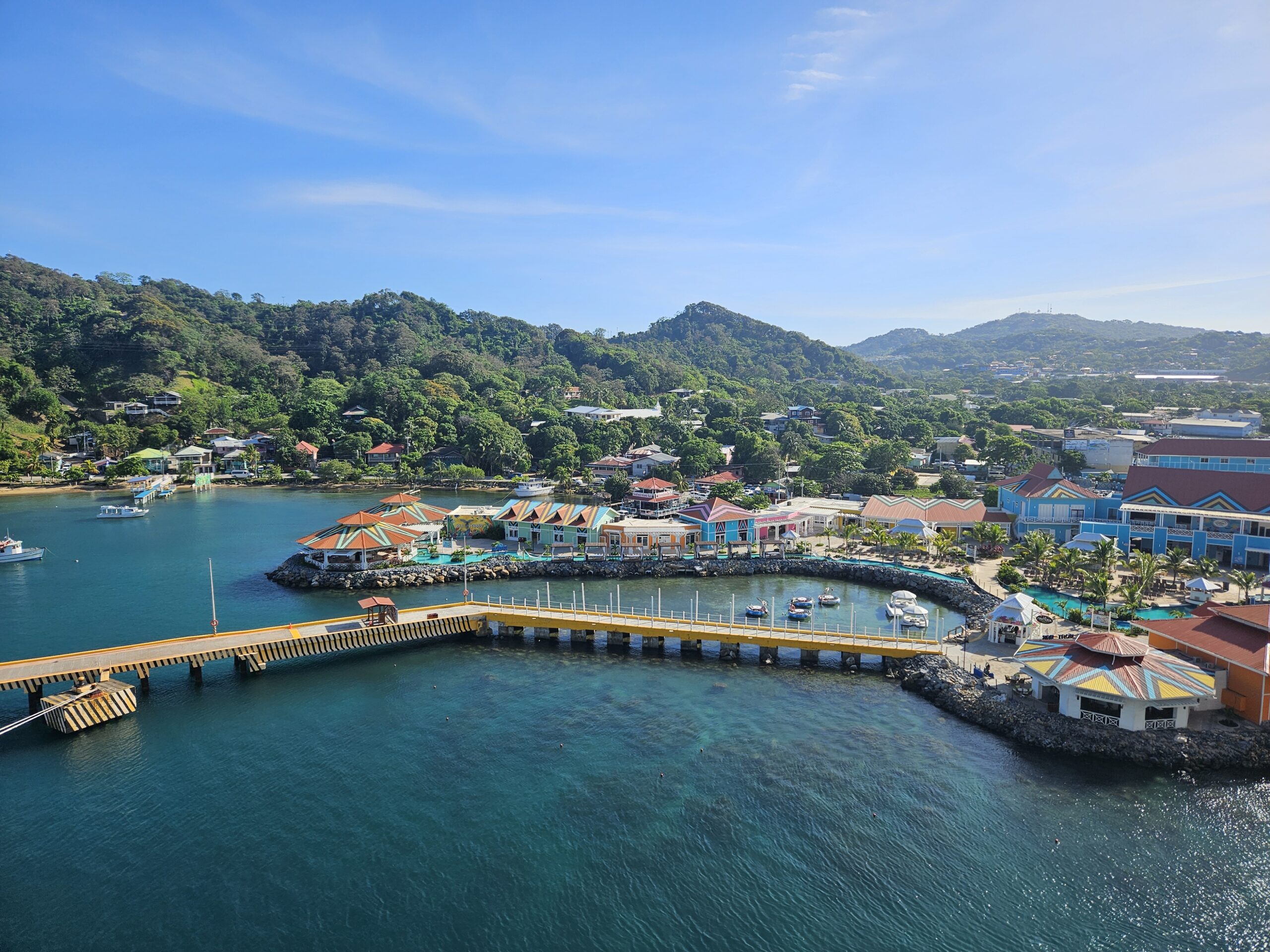 Porto de Roatan Island visto do 14º andar do MSC Seashore Porto de Roatan Island visto do 14º andar do MSC Seashore