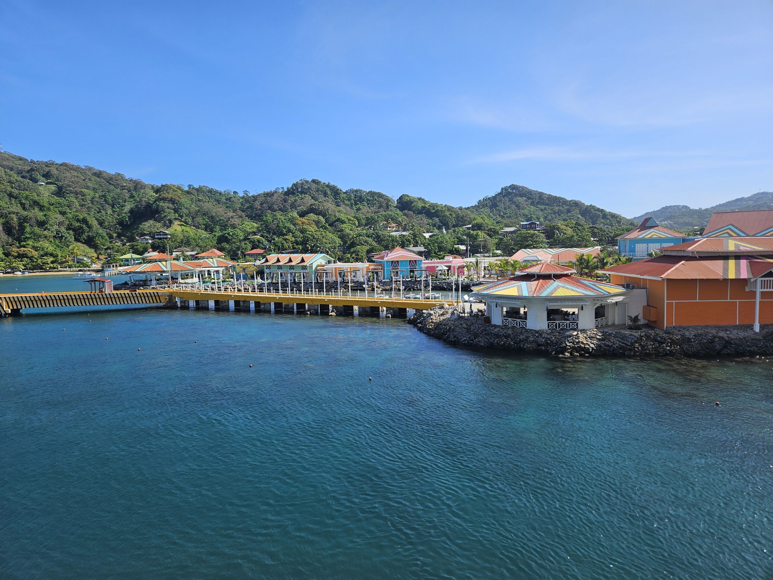 Os telhados coloridos são uma característica arquitetônica comum em muitas ilhas do Caribe Os telhados coloridos são uma característica arquitetônica comum em muitas ilhas do Caribe