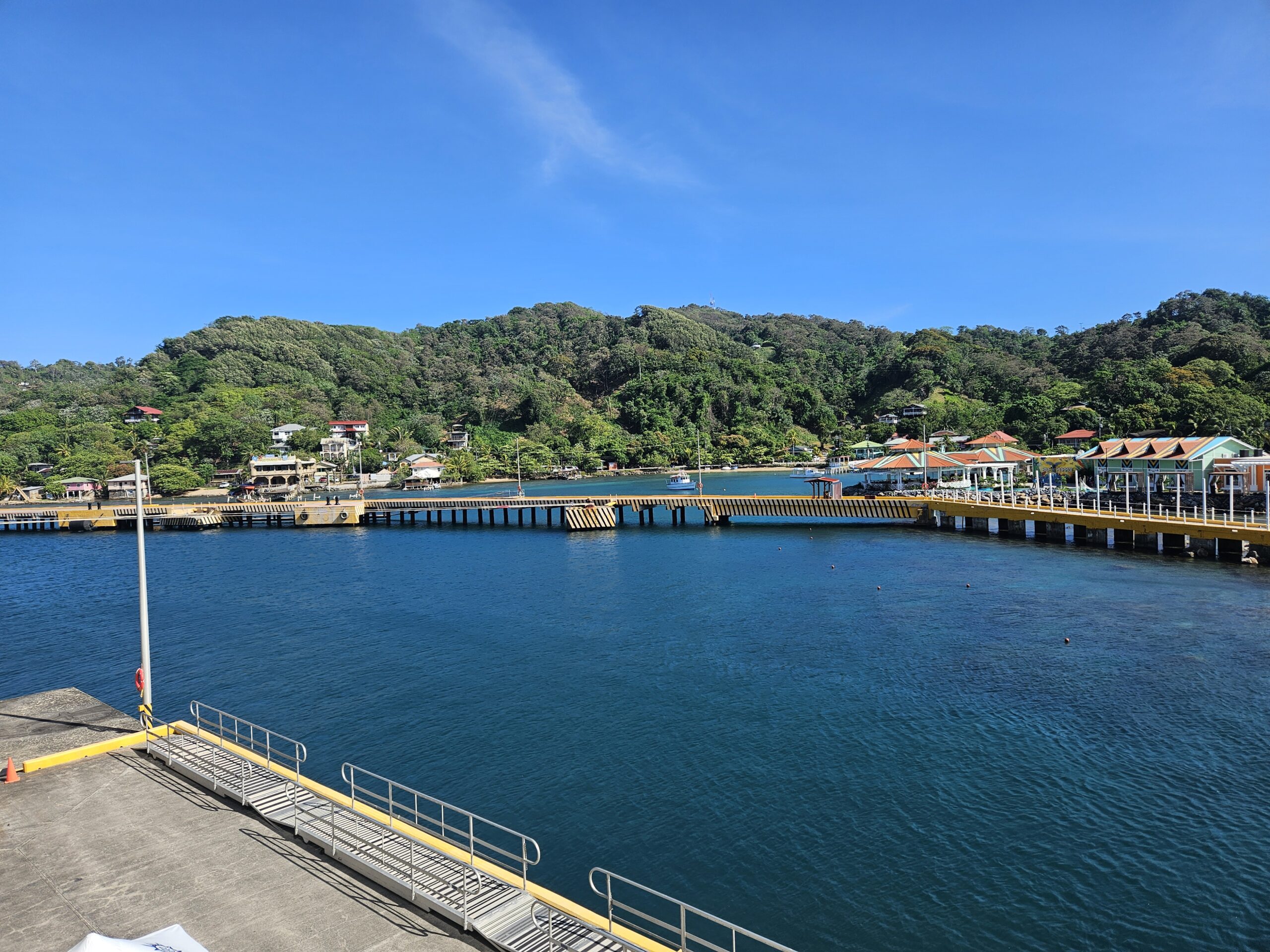 Muitas das casas e prédios na ilha têm telhados vibrantes e coloridos Muitas das casas e prédios na ilha têm telhados vibrantes e coloridos