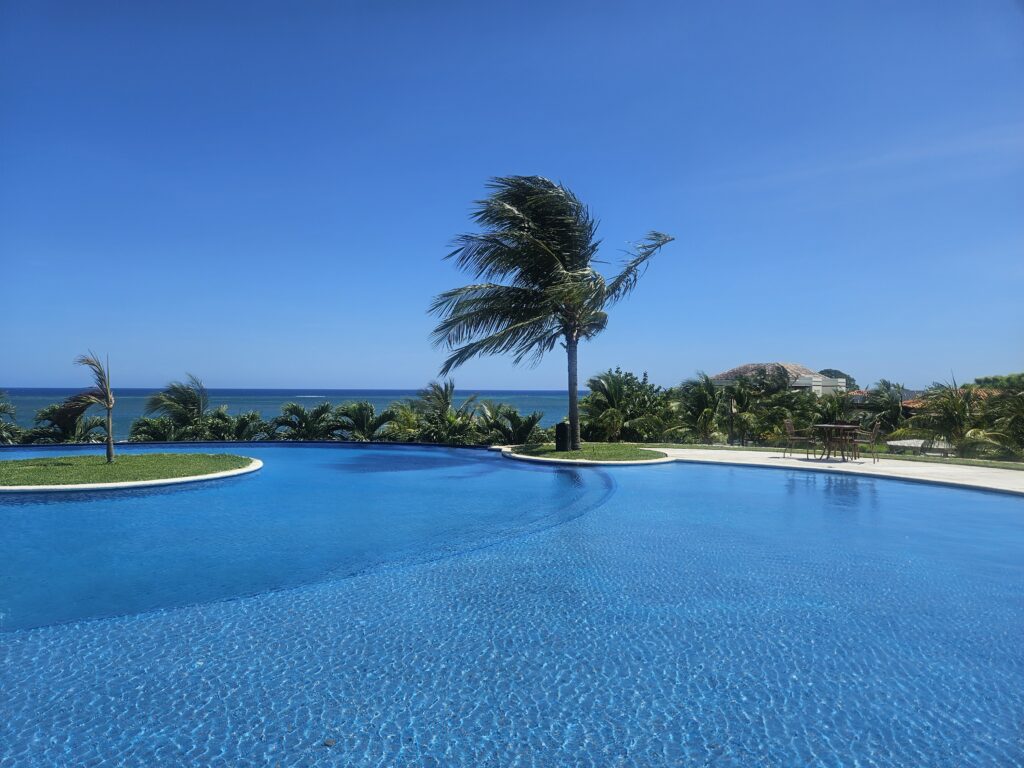 Piscina de borda infinita com vista para o mar
