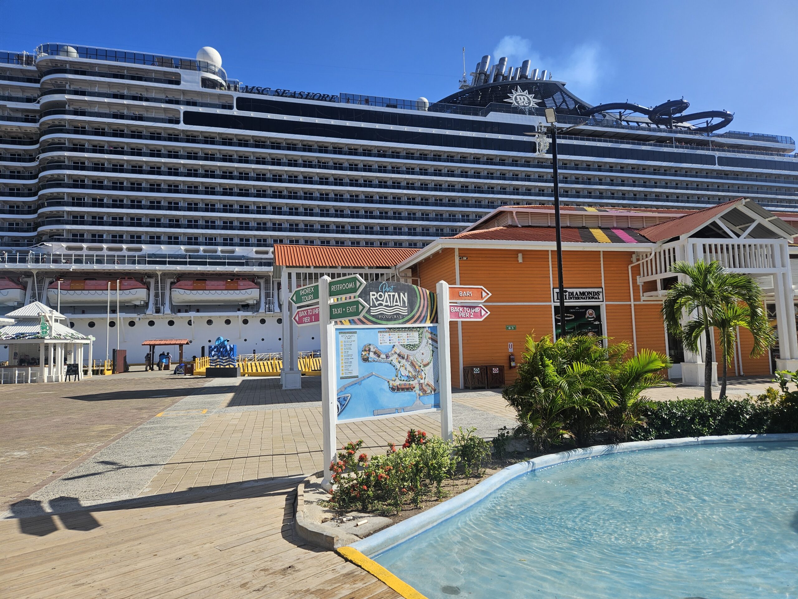 MSC Seashore no porto de Roatan Island MSC Seashore no porto de Roatan Island