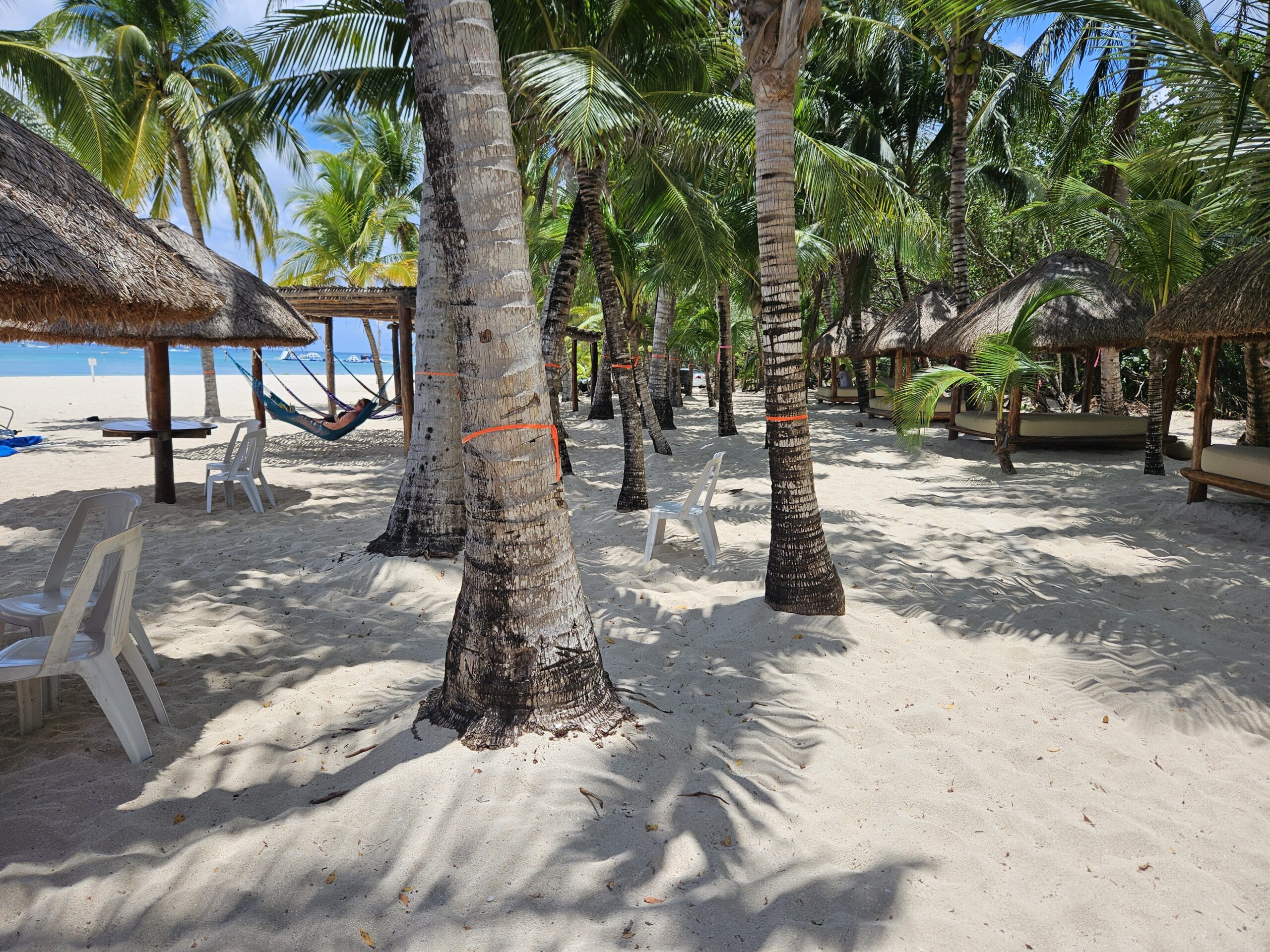 Um cantinho com sombra e rede