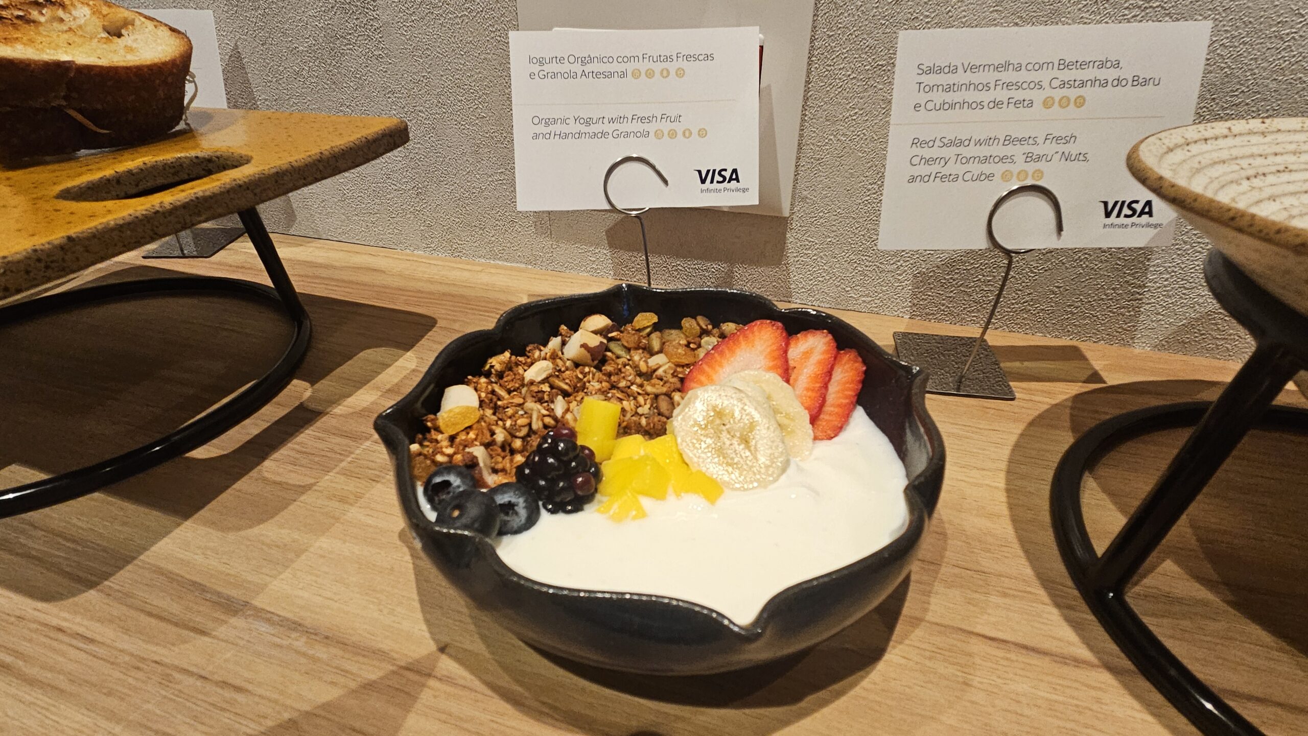 Iogurte orgânico com frutas frescas e granola artesanal