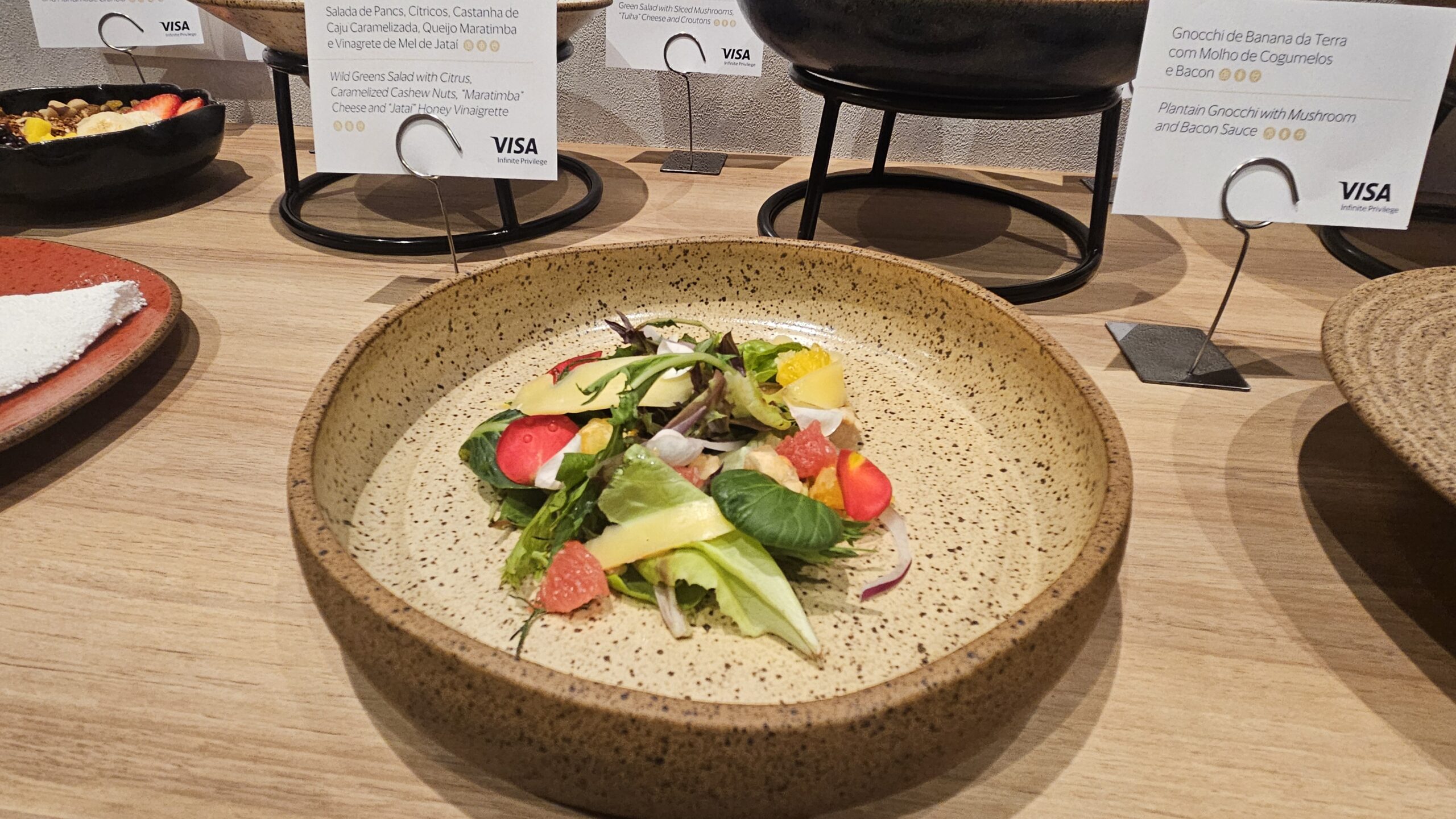 Salada de Pancs com castanha de caju