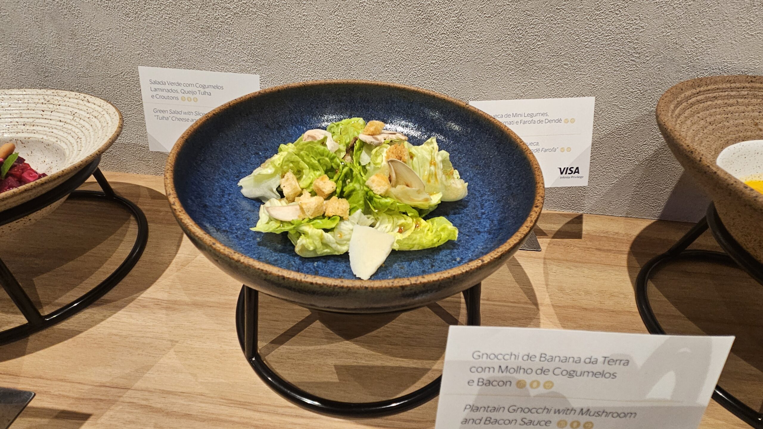 Salada verde com cogumelos laminados