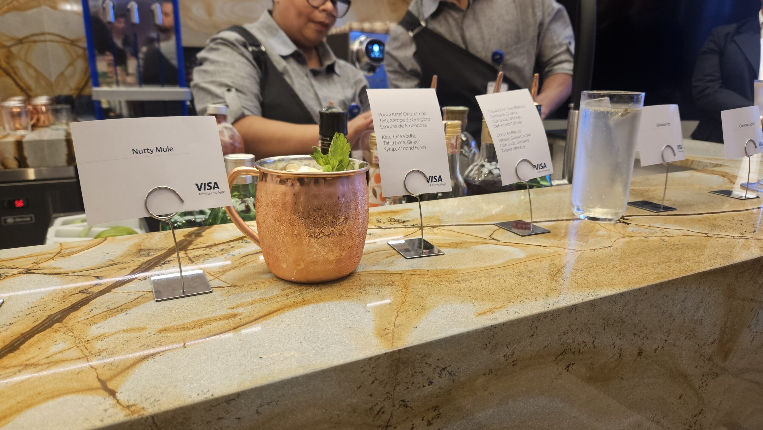 Além de drinks tradicionais, a carta conta com oito coquetéis autorais mesclam técnica internacional com ingredientes tipicamente brasileiros