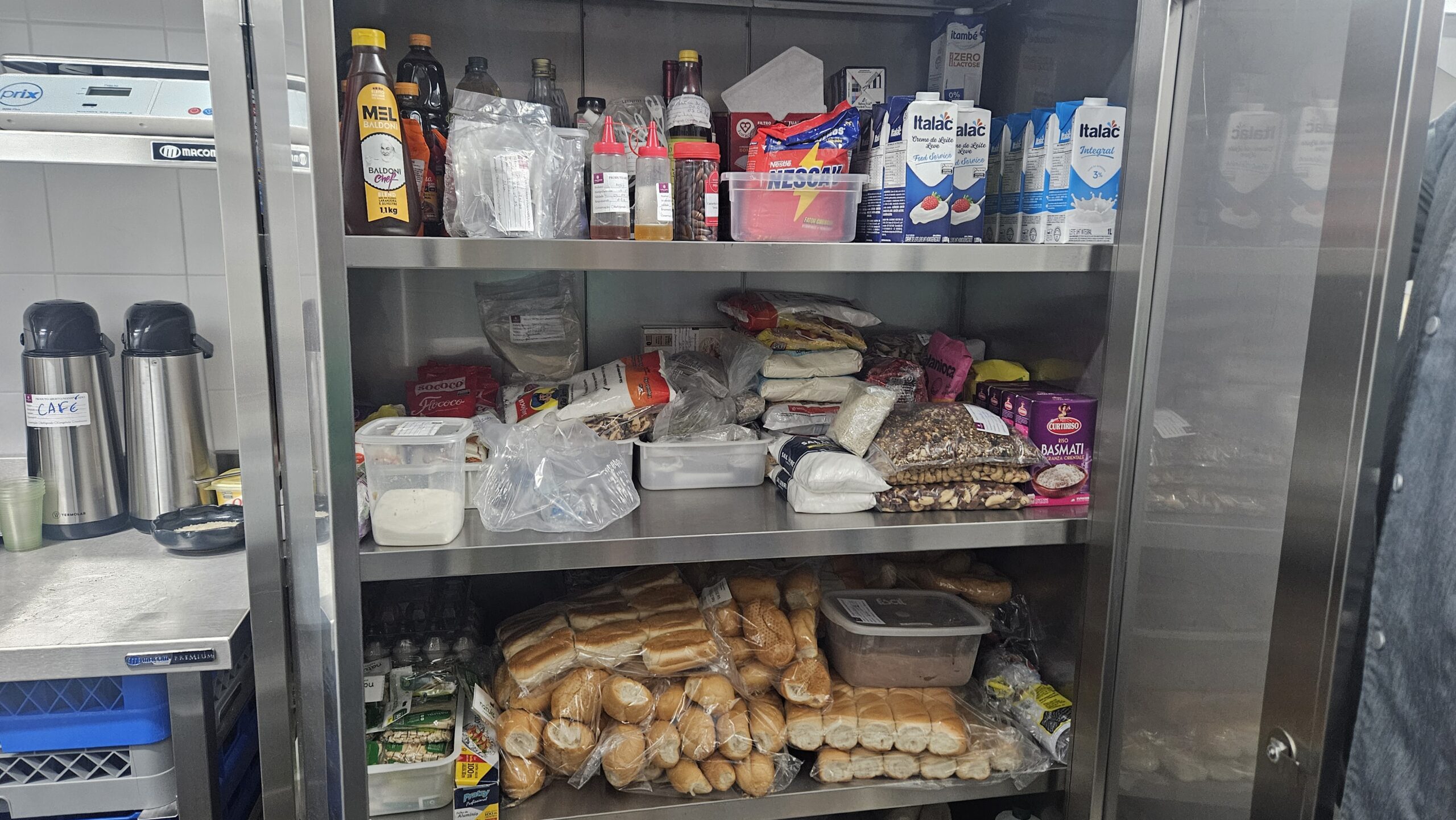 Todos os pratos são preparados nesta cozinha, diferentemente de qualquer outra sala VIP