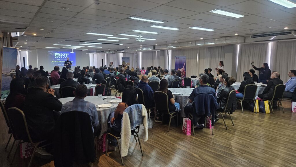 Mais de 100 agentes de viagens do Brasil e Mercosul marcaram presença na sala de capacitação de Joinville