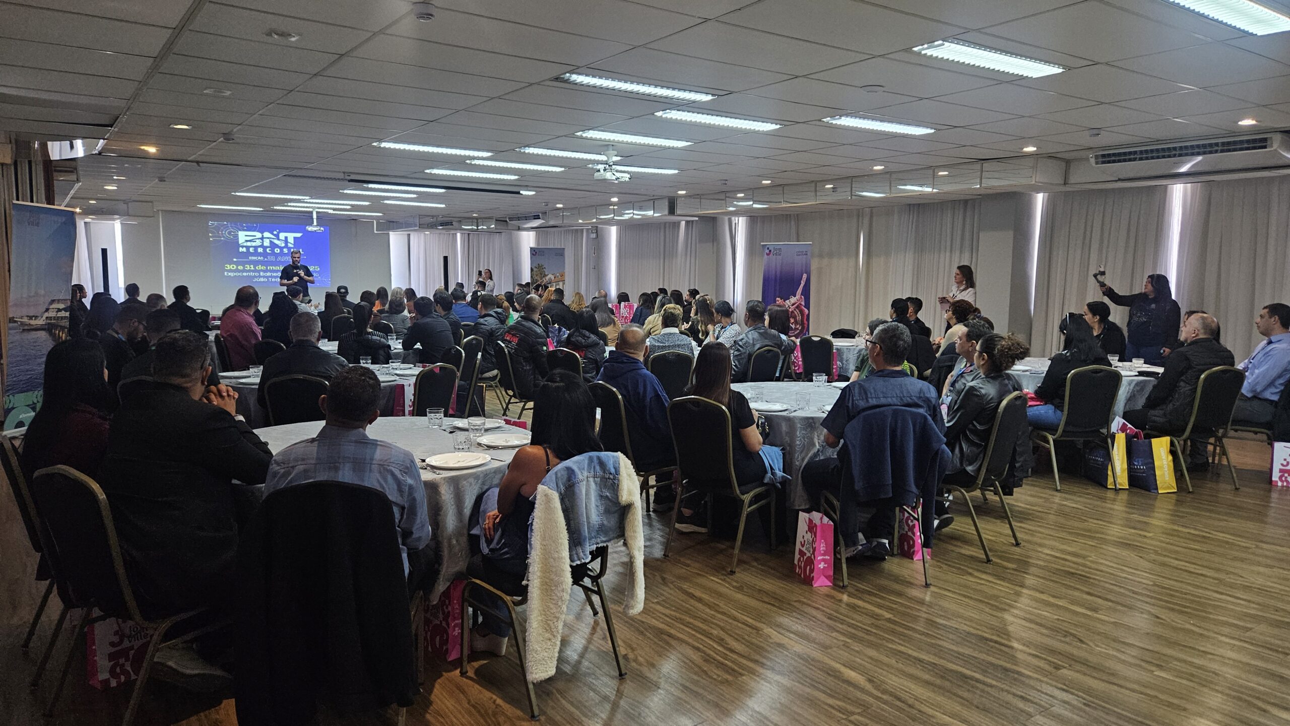 Mais de 100 agentes de viagens do Brasil e Mercosul marcaram presença na sala de capacitação de Joinville Mais de 100 agentes de viagens do Brasil e Mercosul marcaram presença na sala de capacitação de Joinville