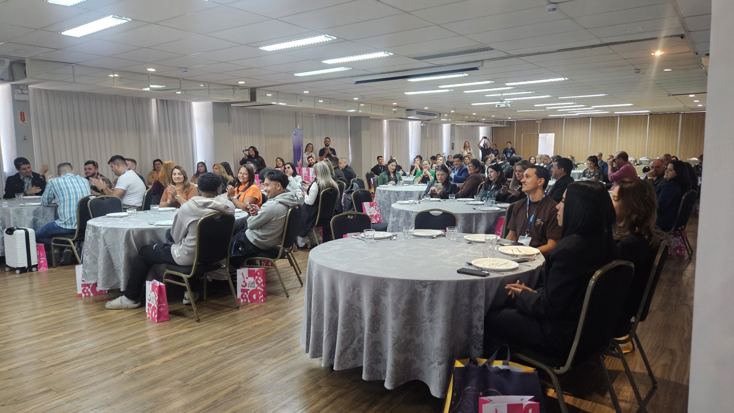 Maioria dos profissionais presentes são do Paraguai Maioria dos profissionais presentes são do Paraguai