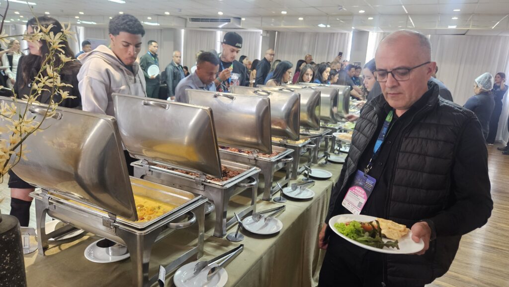 Almoço servido aos convidados do evento de Joinville