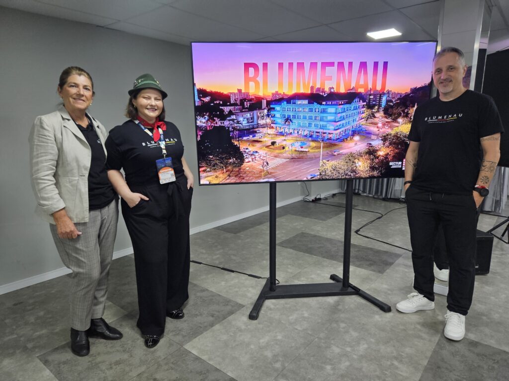 Adenir Barbieri, direrora de eventos, Vania Gayo Ribeiro, gerente de turismo,  e Juliano Santana, diretor de turismo de Blumenau