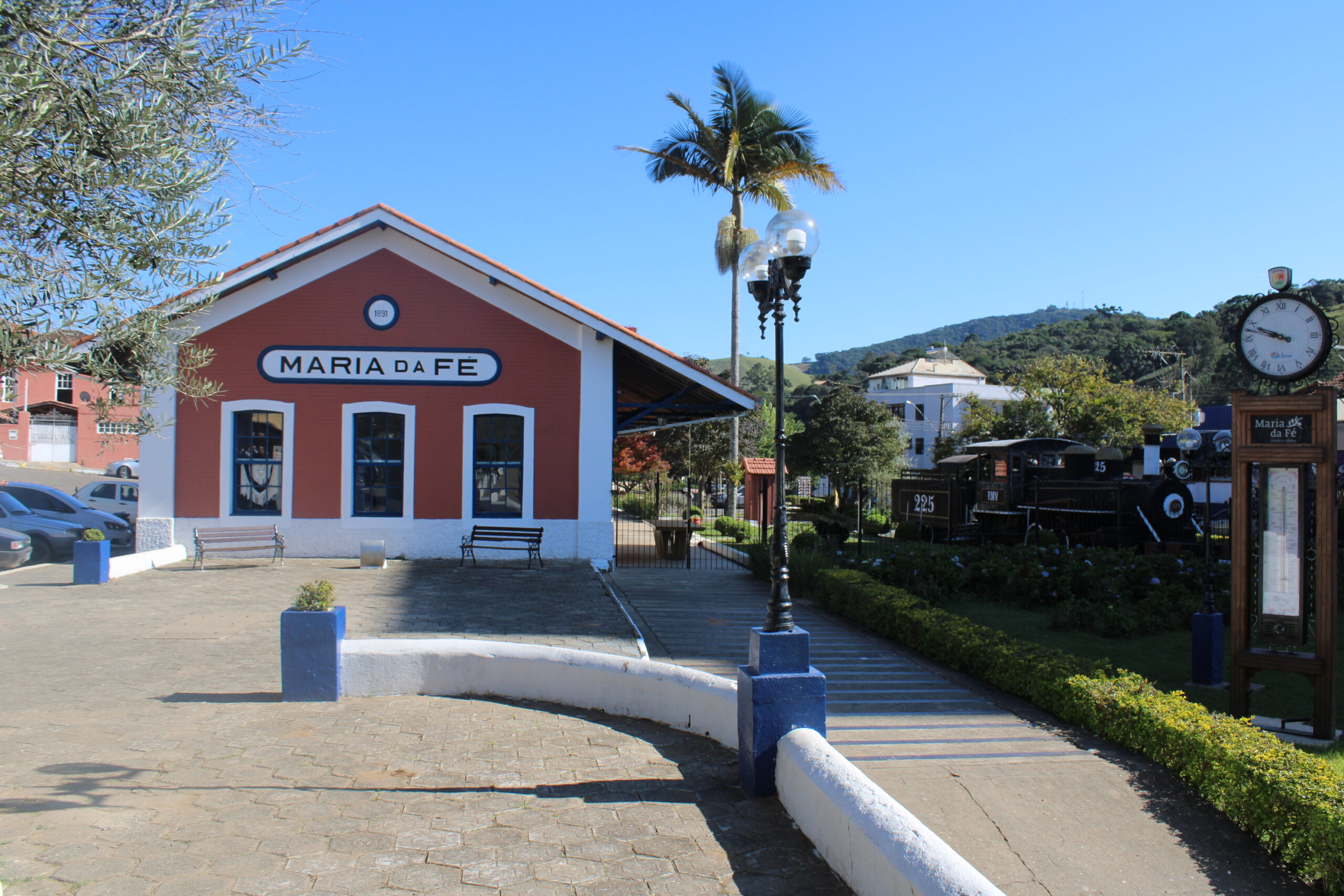 Maria da Fé desperta para o turismo com o frio e olivicultura no alto da Mantiqueira 2 3 A antiga estacao inaugurada em 1892 abriga um Centro de Atendimento ao Turista com exposicoes e a locomotiva Raldwin 225 de 1918 Rafael TorresME scaled Maria da Fé desperta para o turismo com o frio e olivicultura no alto da Mantiqueira