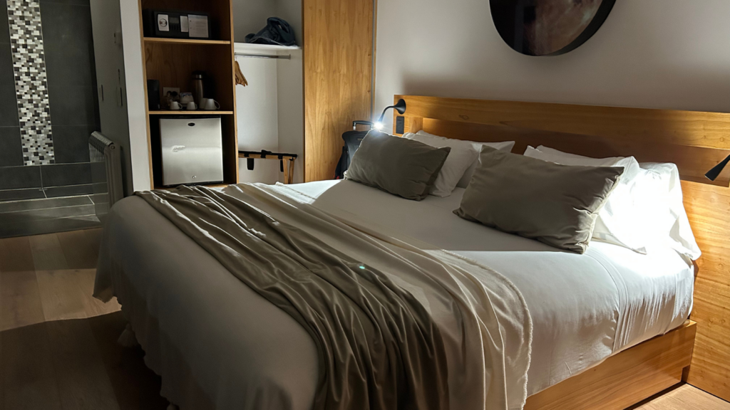 Com design contemporâneo e atmosfera serena, o quarto do Hotel Entrecielos proporciona uma estadia elegante em meio aos vinhedos mendocinos