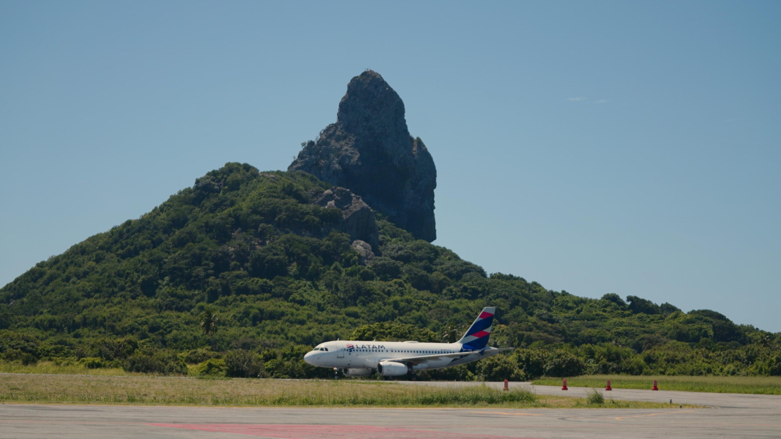 8316868c 6304 4be7 bda2 6aa034ccb16a scaled Empetur promove o primeiro voo direto São Paulo-Fernando de Noronha da Latam