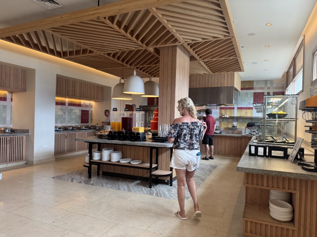 A área do buffet do café da manhã