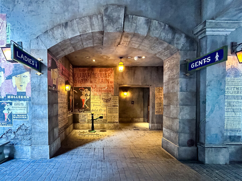 A entrada para o banheiro também está dentro do tema do parque