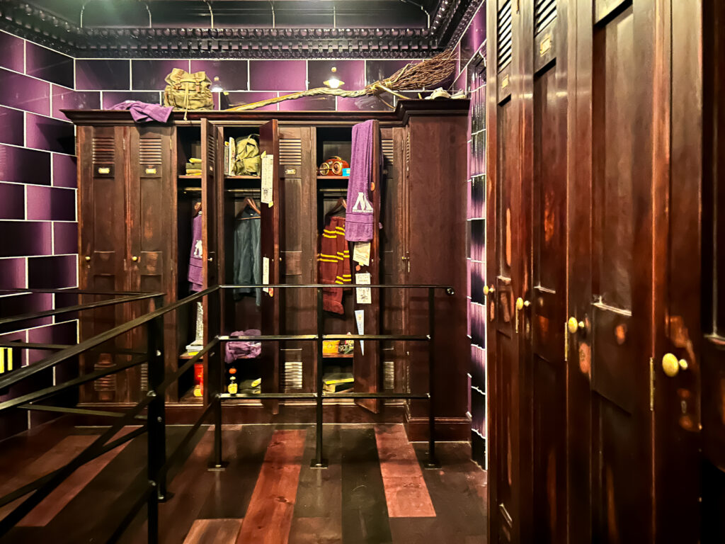 A fila da atração apresenta diversos cenários do universo de Harry Potter