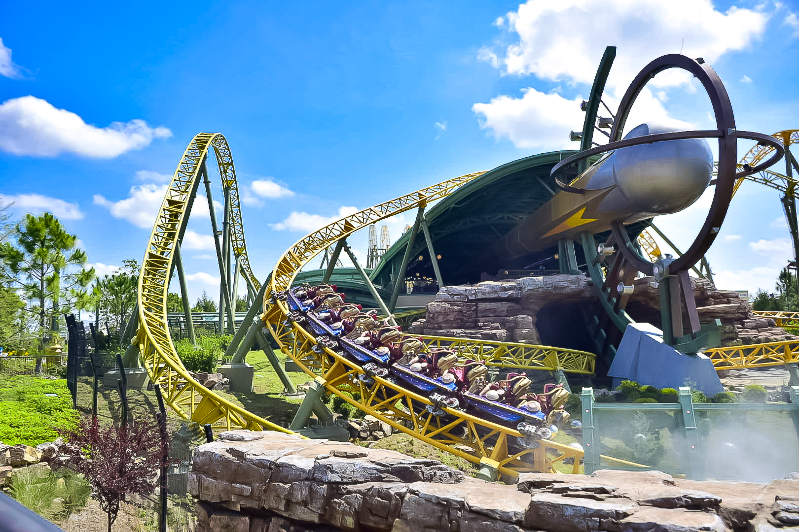 A montanha russa Stardust Racers possui dois trilhos A montanha russa Stardust Racers possui dois trilhos