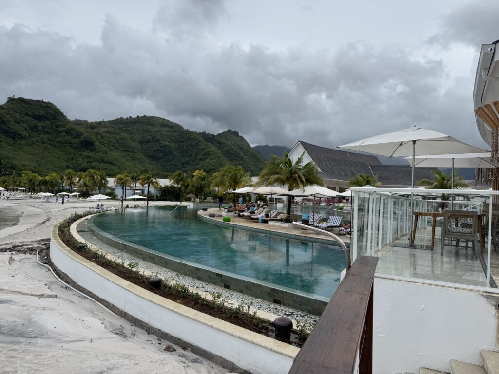 A piscina de borda infinita é grande e confortável