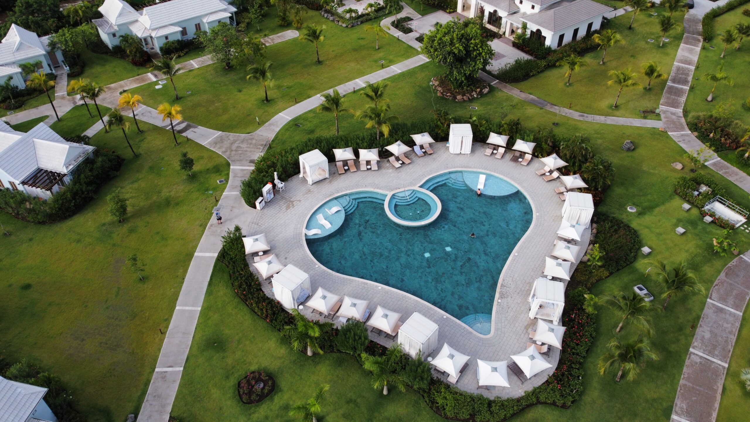 A piscina em formato de coração é um charme a parte A piscina em formato de coração é um charme a parte