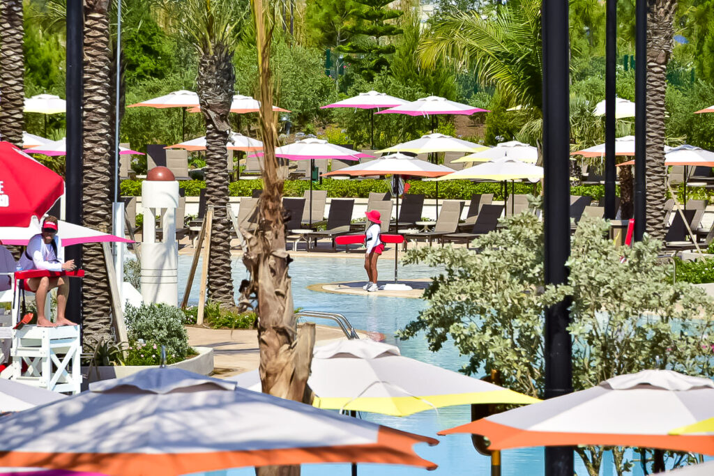 A piscina do hotel conta com salva-vidas o tempo inteiro