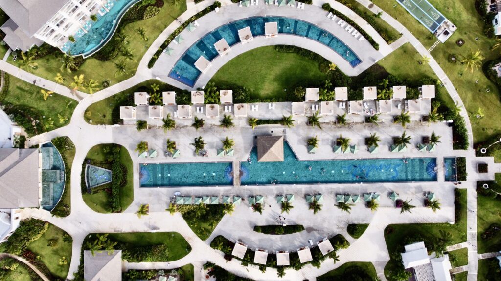A piscina principal tem bangalôs e muito conforto
