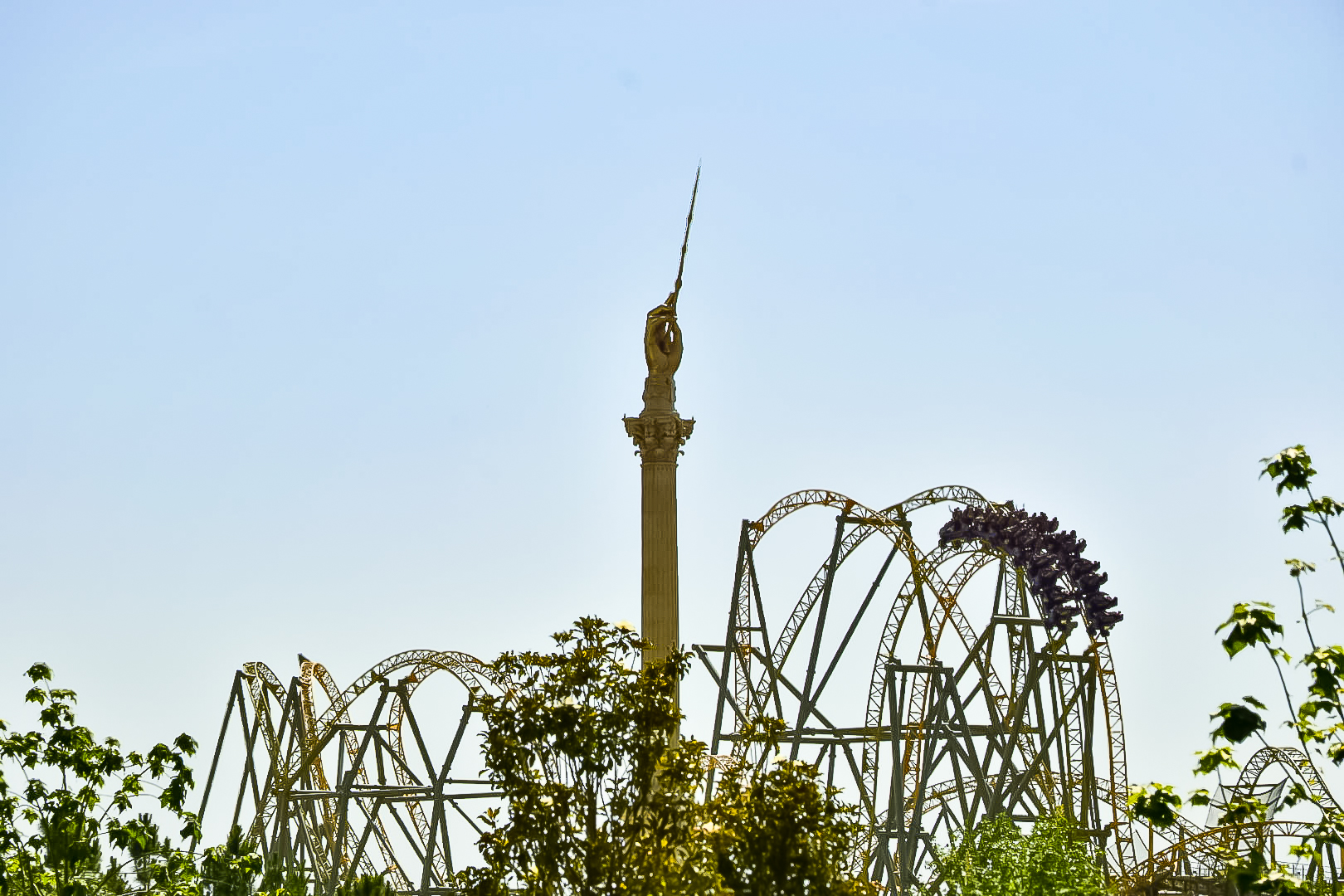 A stardust racers fica próxima da entrada do The Wizarding World of Harry Potter – Ministry of Magic A stardust racers fica próxima da entrada do The Wizarding World of Harry Potter – Ministry of Magic