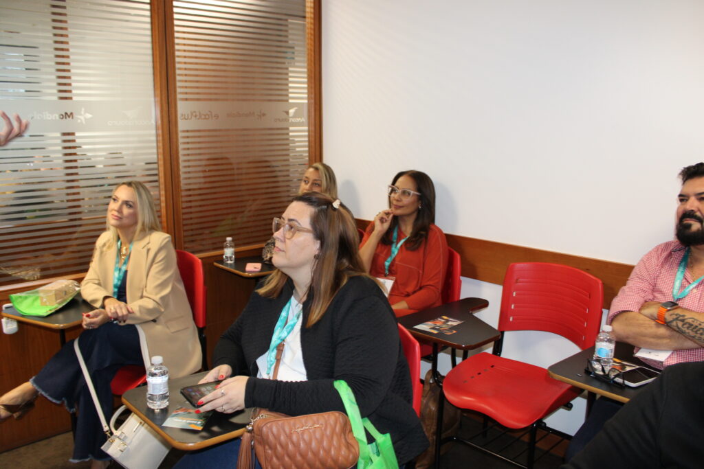 Agentes de viagem assistem ao treinamento