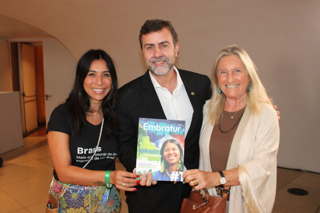 Ana Paula Jacques e Marcelo Freixo, da Embratur, com Rosa Masgrau, do M&E